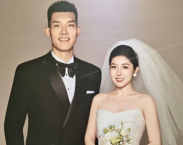 屿科配资 恭喜！中国男篮32岁状元大婚：妻子娇美可爱，郭士强上台道贺